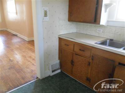 1912 Raskob Street Flint, MI 48504 - Photo 5 of 10 20110933-4.JPG