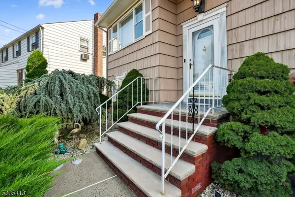 a view of a house with backyard and deck
