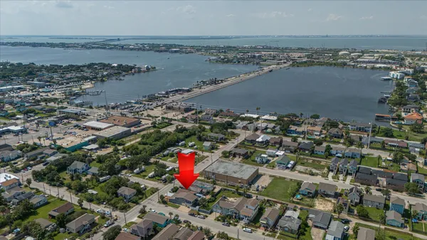 an aerial view of a houses with a lake