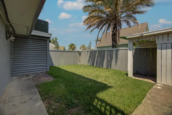 $2,500 | 2128 59th Street, Galveston, TX 77551