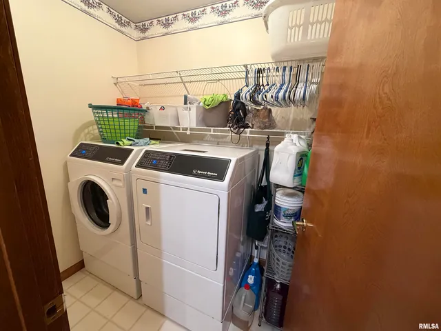 $269,900 | 3300 Crystal Lake Drive, Springfield, IL 62711