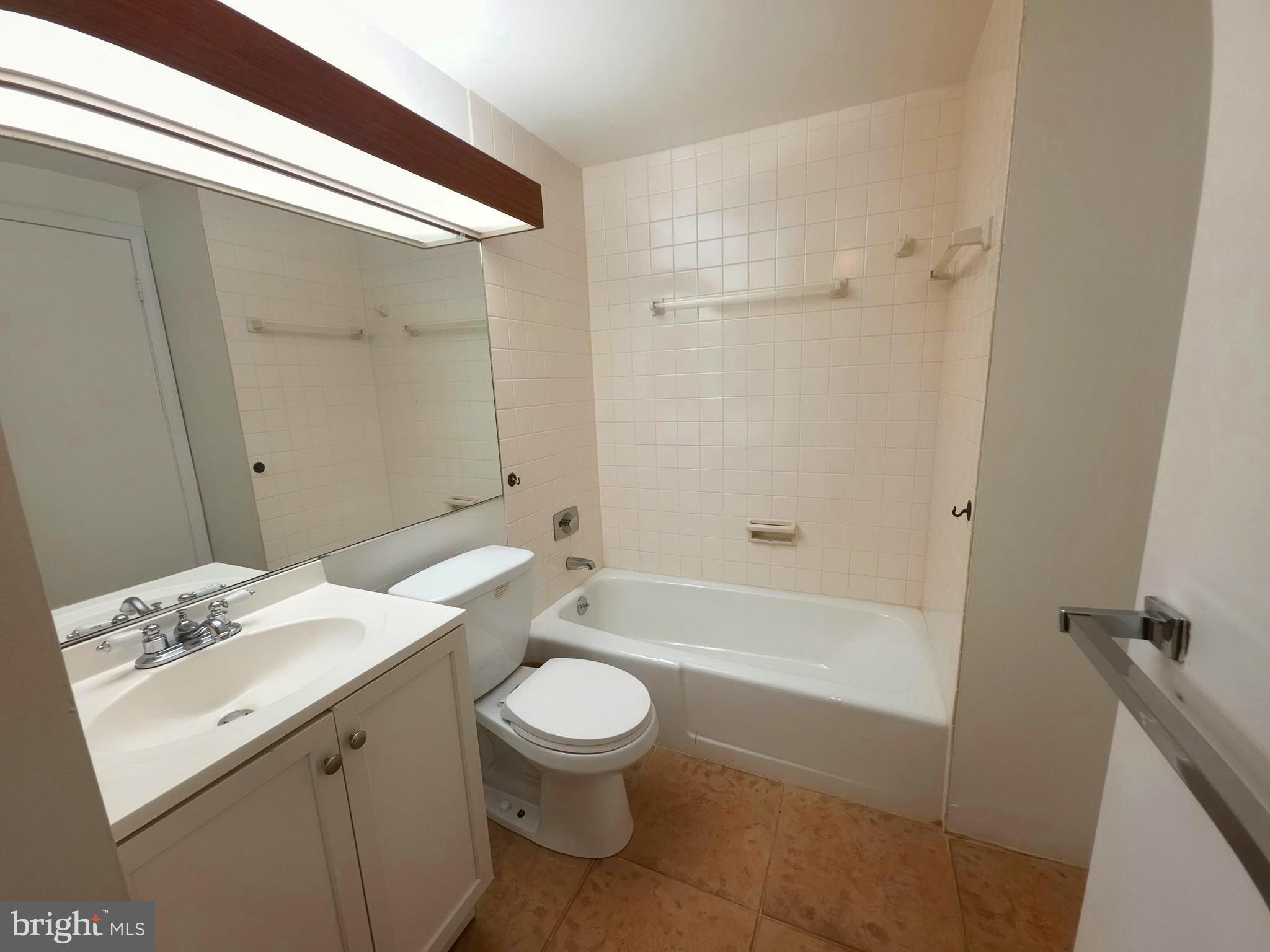 3601 Clarks Lane, Unit 424 Baltimore, MD 21215 - Photo 19 of 31 Owner's Full Bath