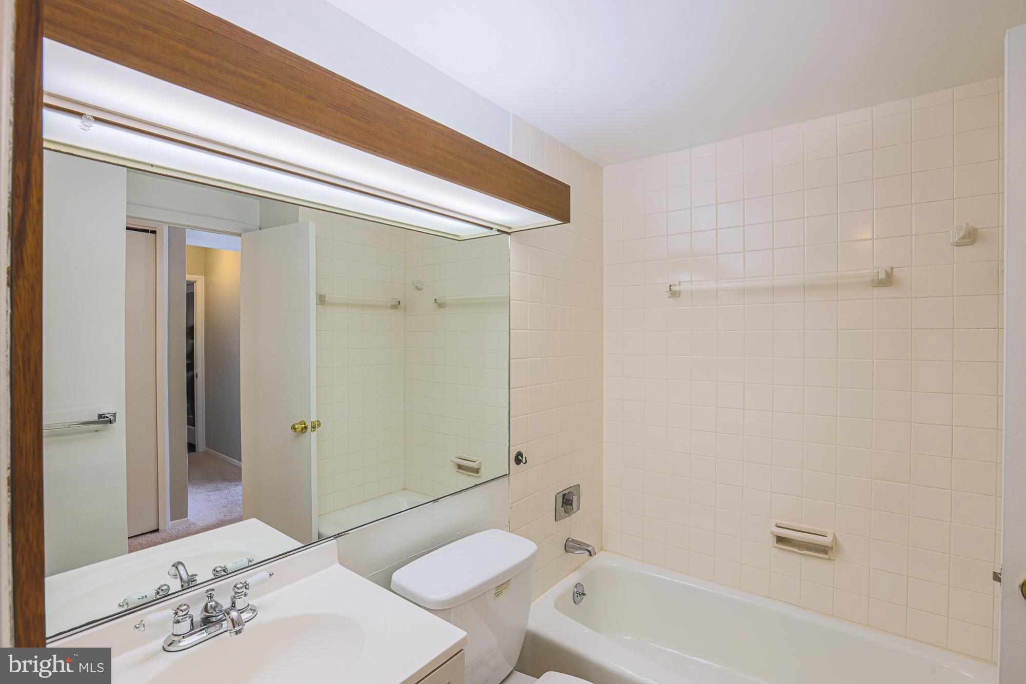 3601 Clarks Lane, Unit 424 Baltimore, MD 21215 - Photo 20 of 31 Owner's Full Bath