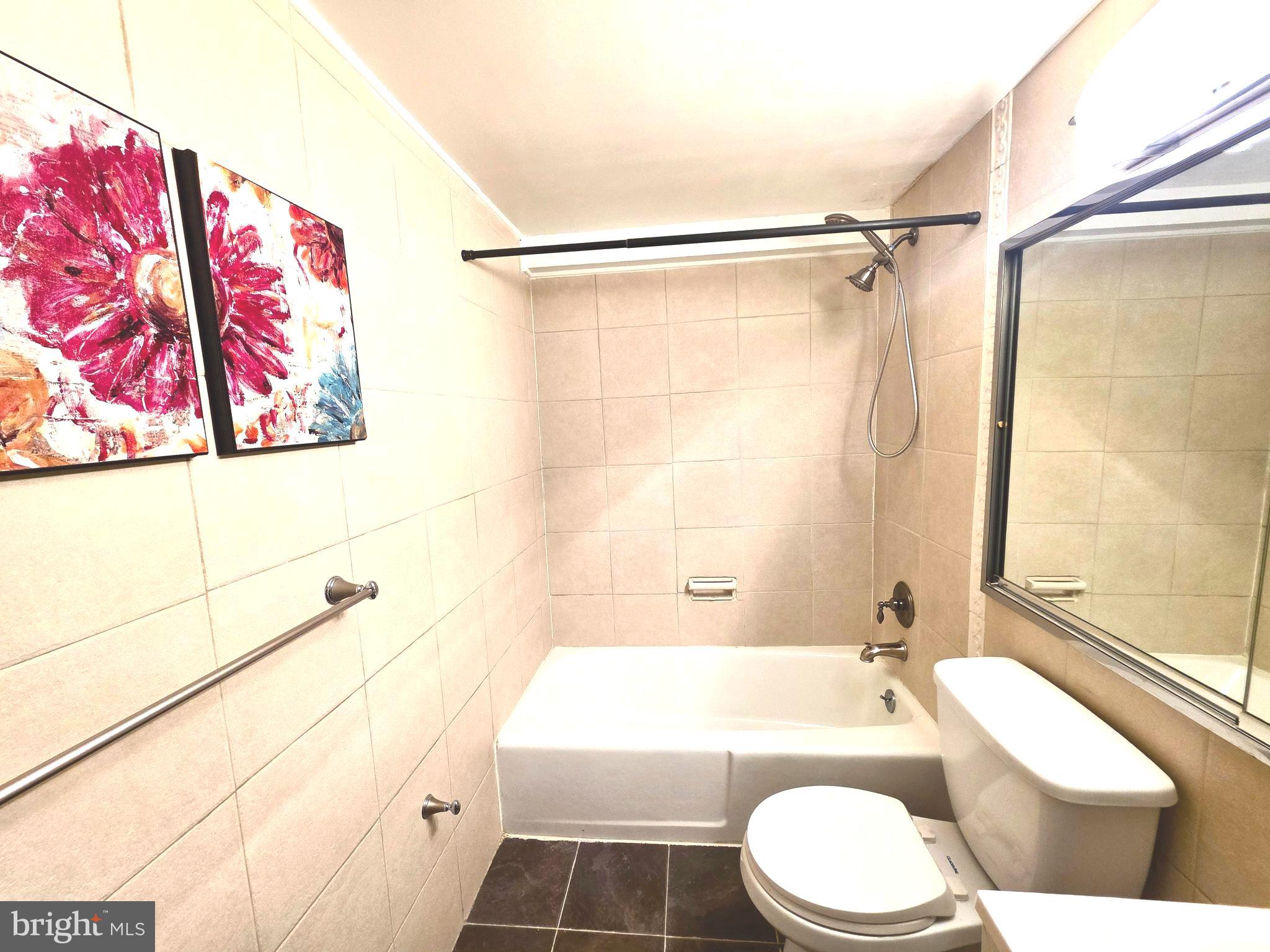 3601 Clarks Lane, Unit 424 Baltimore, MD 21215 - Photo 23 of 31 Bathroom