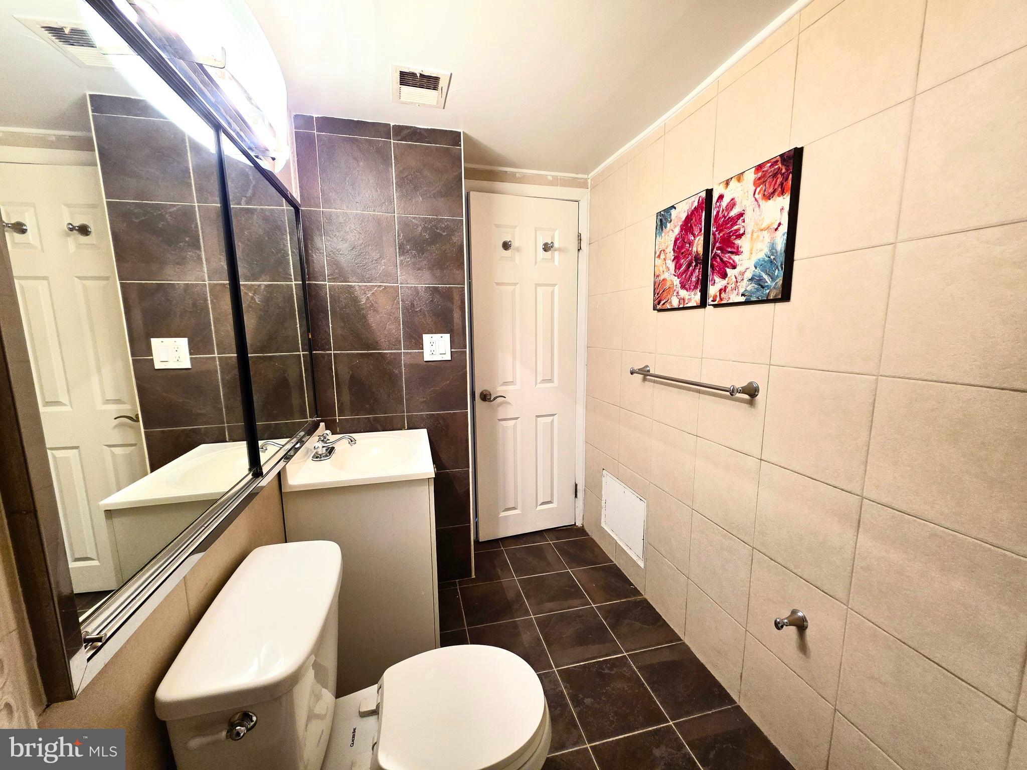 3601 Clarks Lane, Unit 424 Baltimore, MD 21215 - Photo 24 of 31 Bathroom