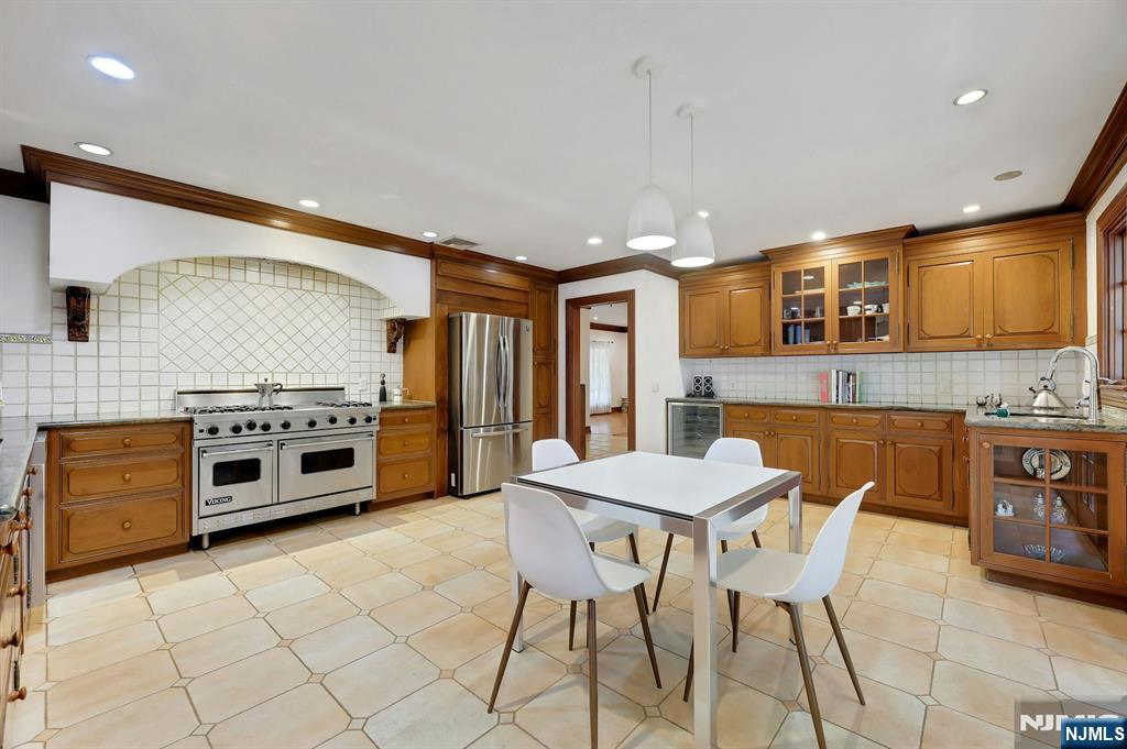 285 Arch Road Englewood, NJ 07631 - Photo 19 of 37