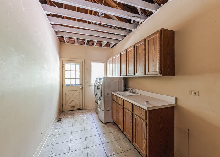 471 Stagecoach Run Glen Ellyn, IL 60137 - Photo 15 of 26 a utility room with a sink a washer and dryer