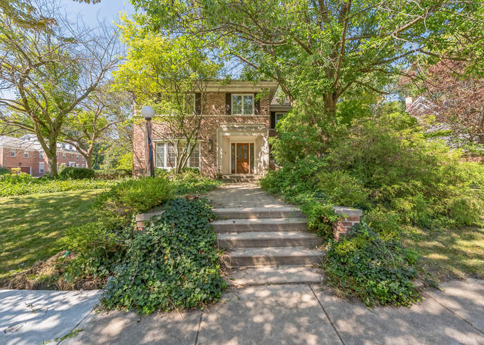 471 Stagecoach Run Glen Ellyn, IL 60137 - Photo 2 of 26 a front view of a house with a yard