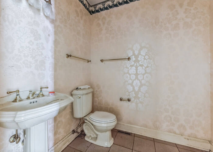 471 Stagecoach Run Glen Ellyn, IL 60137 - Photo 24 of 26 a bathroom with a sink a toilet and shower