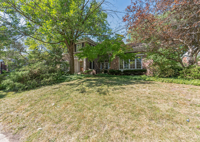 471 Stagecoach Run Glen Ellyn, IL 60137 - Photo 3 of 26 a front view of a house with a yard