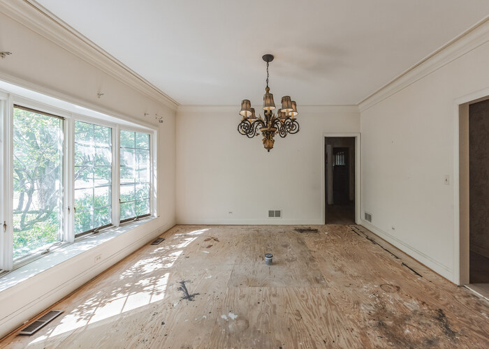 471 Stagecoach Run Glen Ellyn, IL 60137 - Photo 9 of 26 a view of a big room with windows