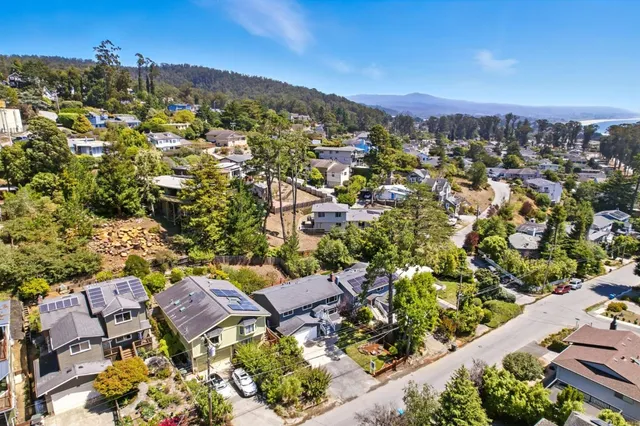 $1,399,000 | 422 Ave Portola, El Granada, CA 94019