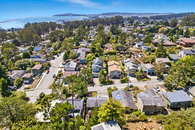 $1,399,000 | 422 Ave Portola, El Granada, CA 94019