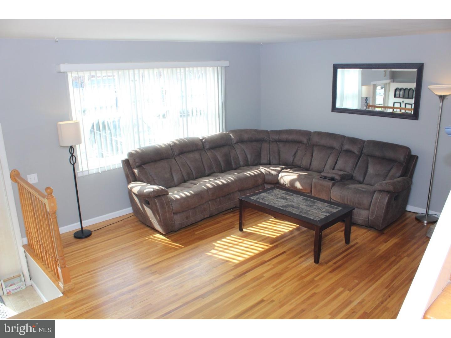12709 Kenny Road Philadelphia, PA 19154 - Photo 5 of 25 Living Room