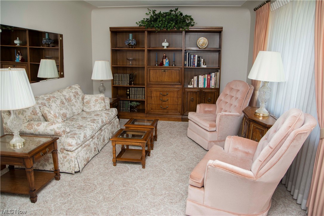 885 Bears Den Road Youngstown, OH 44511 - Photo 6 of 26 Living Room