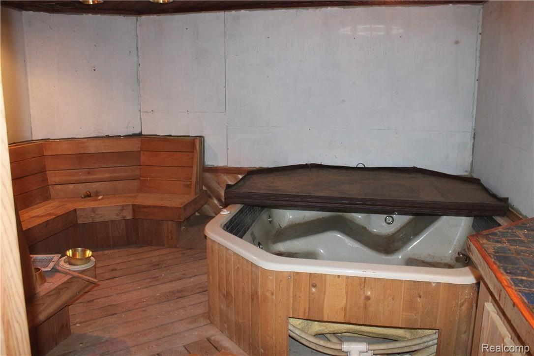 30965 Pennsylvania Road Romulus, MI 48174 - Photo 30 of 39 Hot tub room that has never been used or remodeled since owner bought home