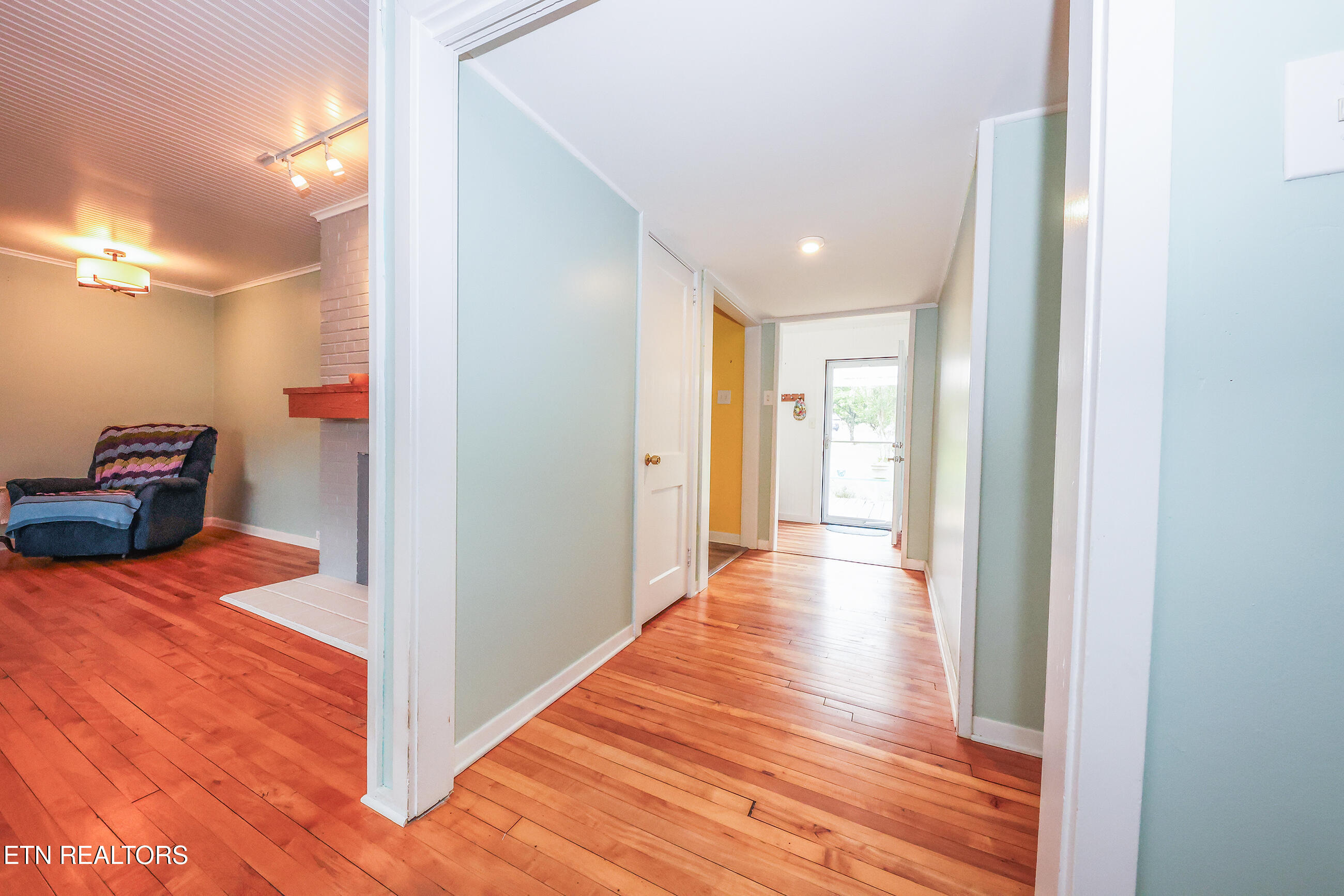 117 Tabor Road Oak Ridge, TN 37830 - Photo 18 of 50 117 foyer hall 2