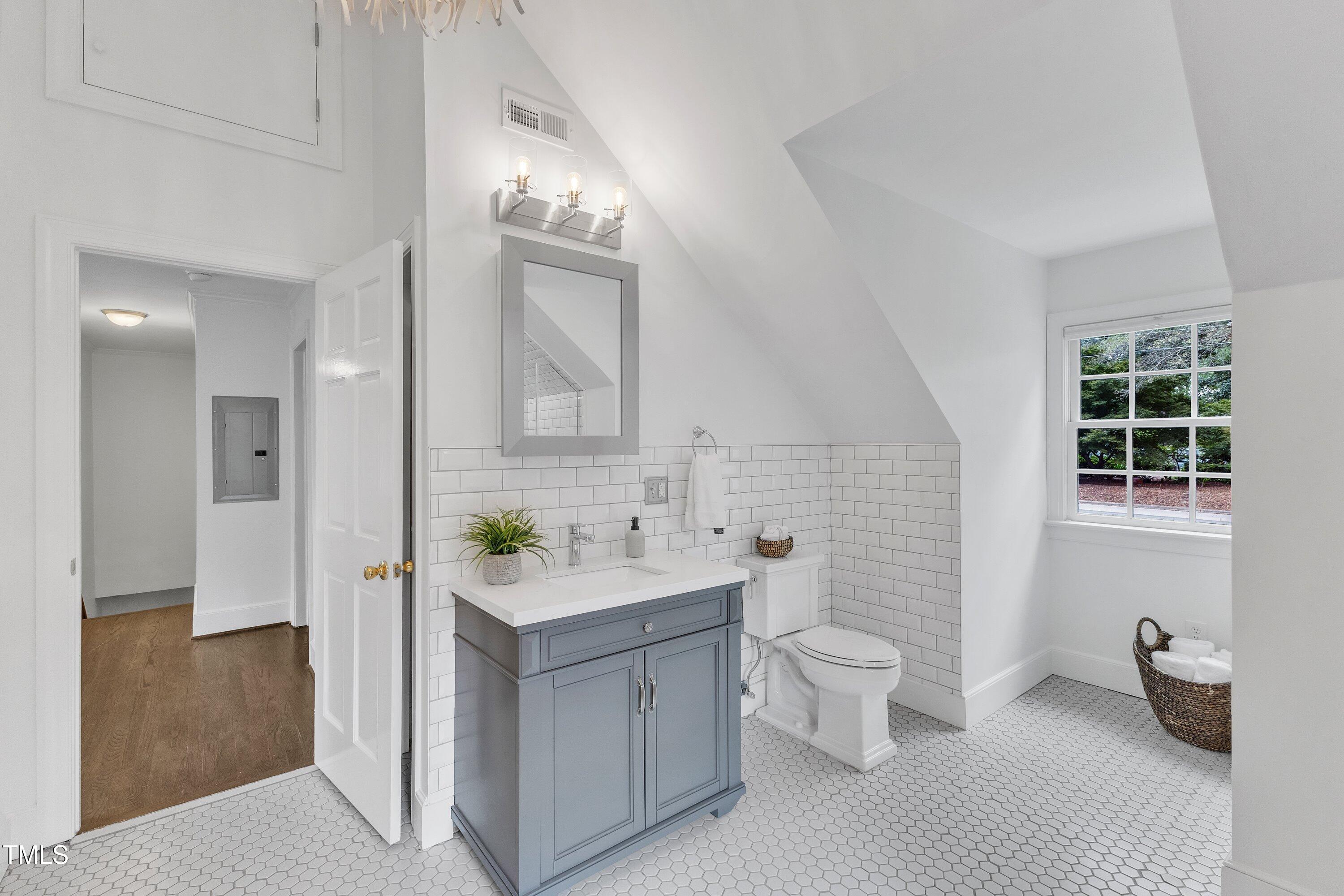 1606 Canterbury Road Raleigh, NC 27608 - Photo 42 of 75 Full Bathroom