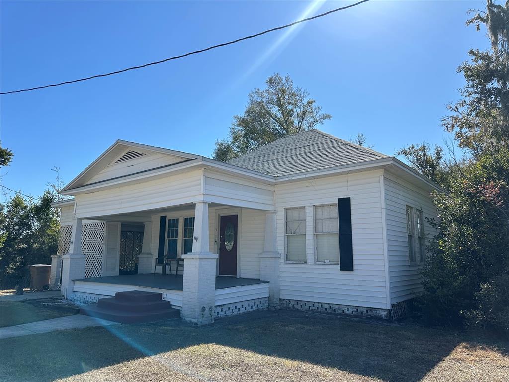 513 West Main Street Wauchula, FL 33873 - Photo 1 of 43 a front view of a house with garden