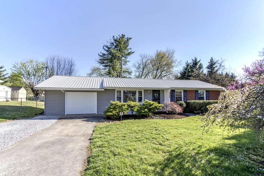 4204 Roaming Road Northwest Knoxville, TN 37912 - Photo 6 of 24 Gallery Image 6