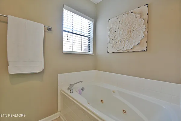 $380,000 | 803 Farragut Commons Drive, Knoxville, TN 37934