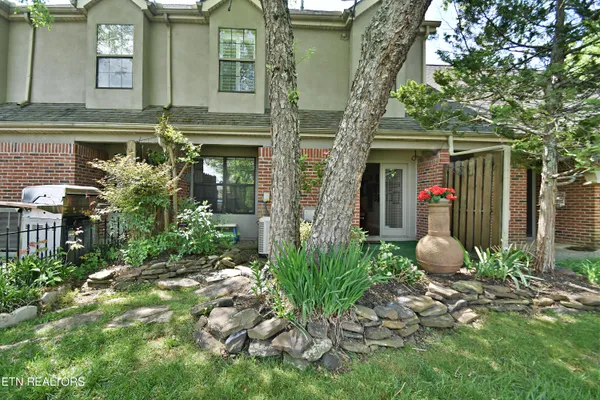 $380,000 | 803 Farragut Commons Drive, Knoxville, TN 37934