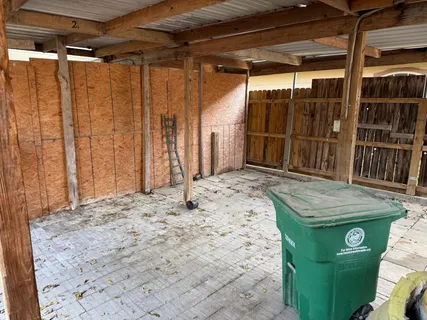 a view of a backyard