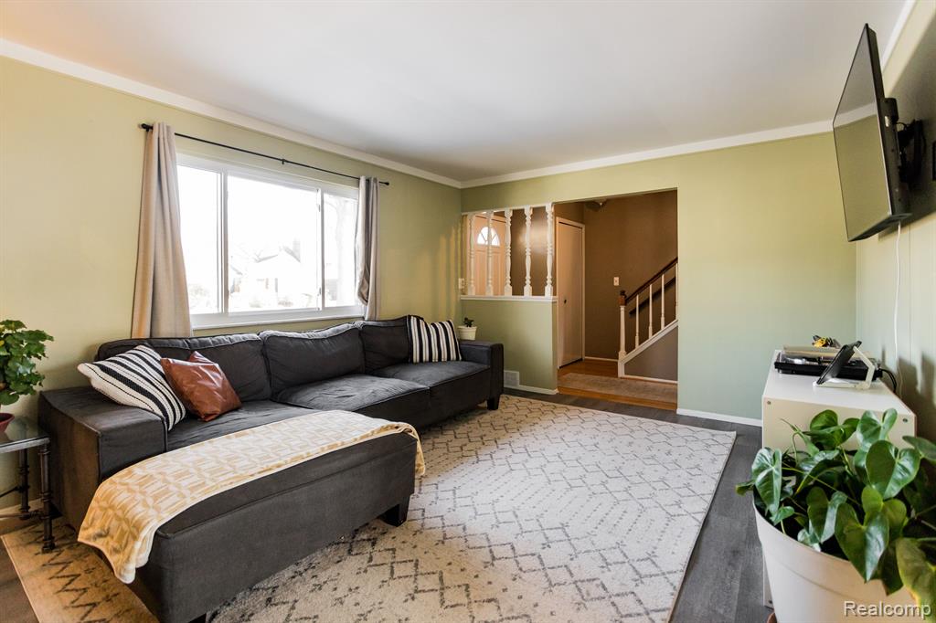 2023 Hampton Road Grosse Pointe Woods, MI 48236 - Photo 6 of 33