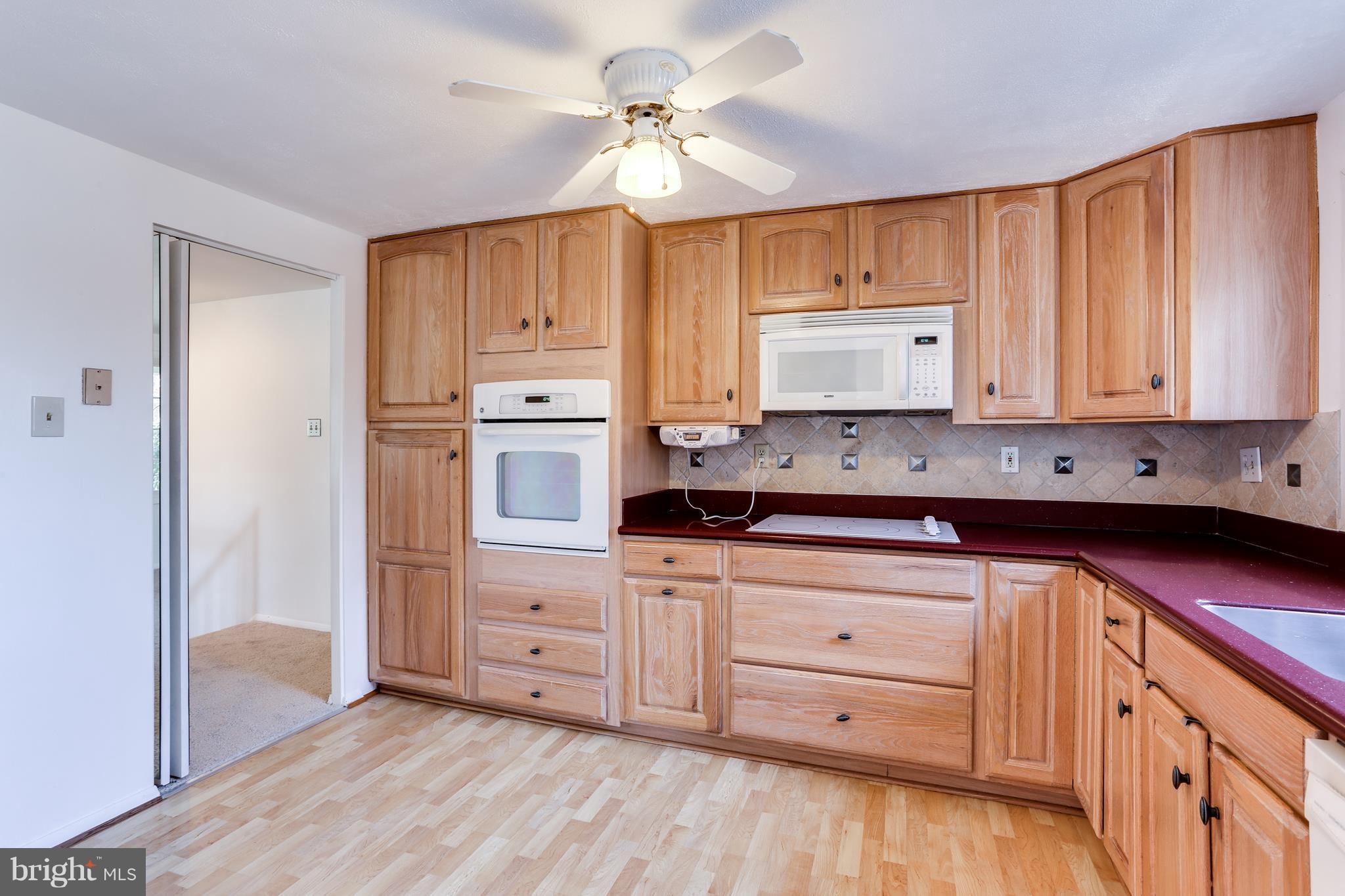 5129 West Running Brook Road Columbia, MD 21044 - Photo 6 of 29 BRIGHT AND AIRY KITCHEN