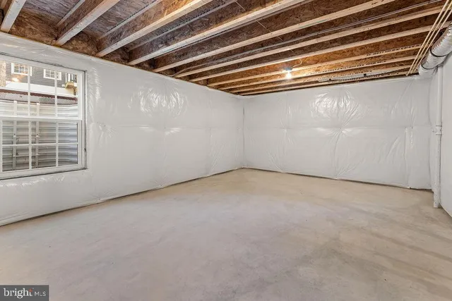 a view of a house with backyard and trees