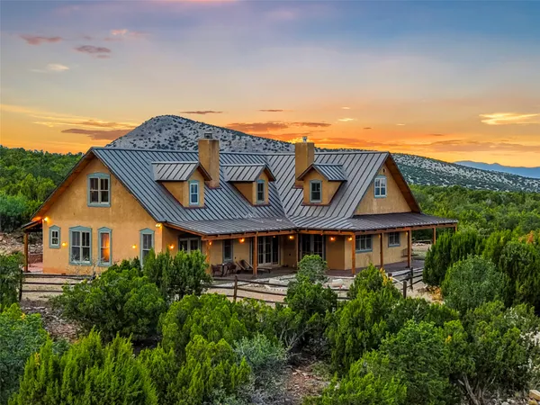 $1,295,000 | 35 Vista Del Oro, Cerrillos, NM 87010
