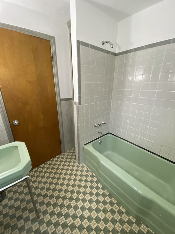 344 Forest Hills Road Springfield, MA 01128 - Photo 14 of 34