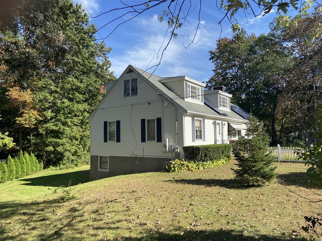 344 Forest Hills Road Springfield, MA 01128 - Photo 2 of 34