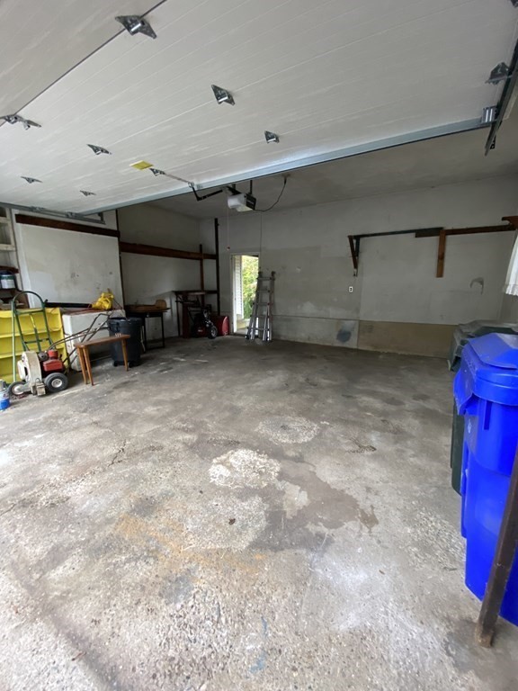 344 Forest Hills Road Springfield, MA 01128 - Photo 6 of 34