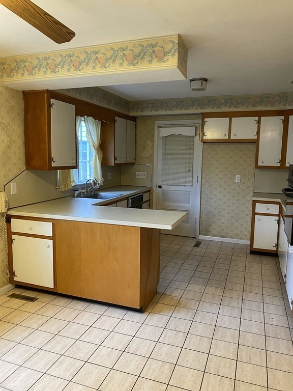 344 Forest Hills Road Springfield, MA 01128 - Photo 10 of 34