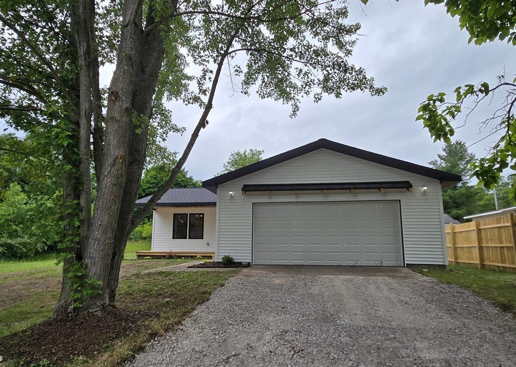 311 North Spring Street Gladwin, MI 48624 - Photo 2 of 21 50151544-3affaea3-3b58-4d43-925e-9745a00203f1.JPG