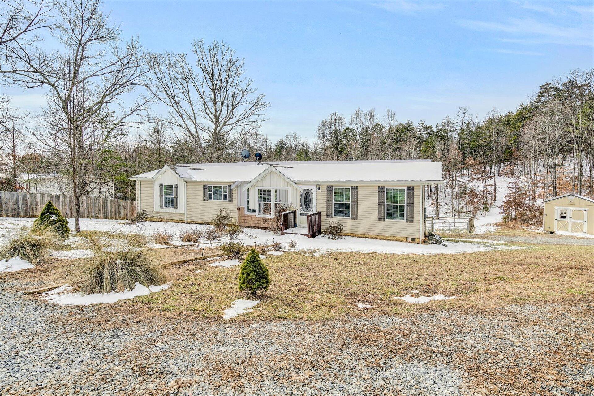 1570 Potters Road Vinton, VA 24179 - Photo 1 of 31 01-013120220026
