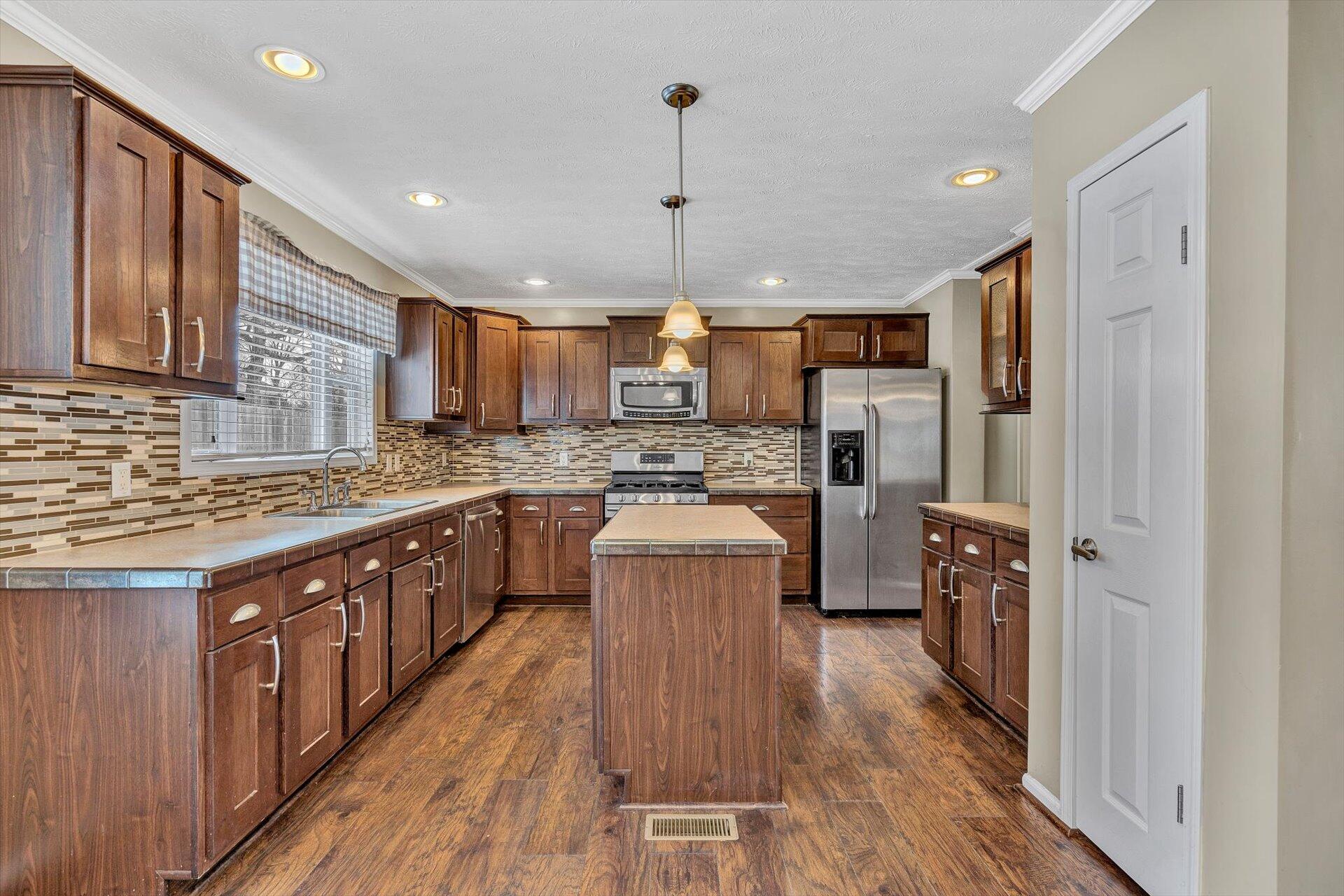 1570 Potters Road Vinton, VA 24179 - Photo 12 of 31 12-013120220037