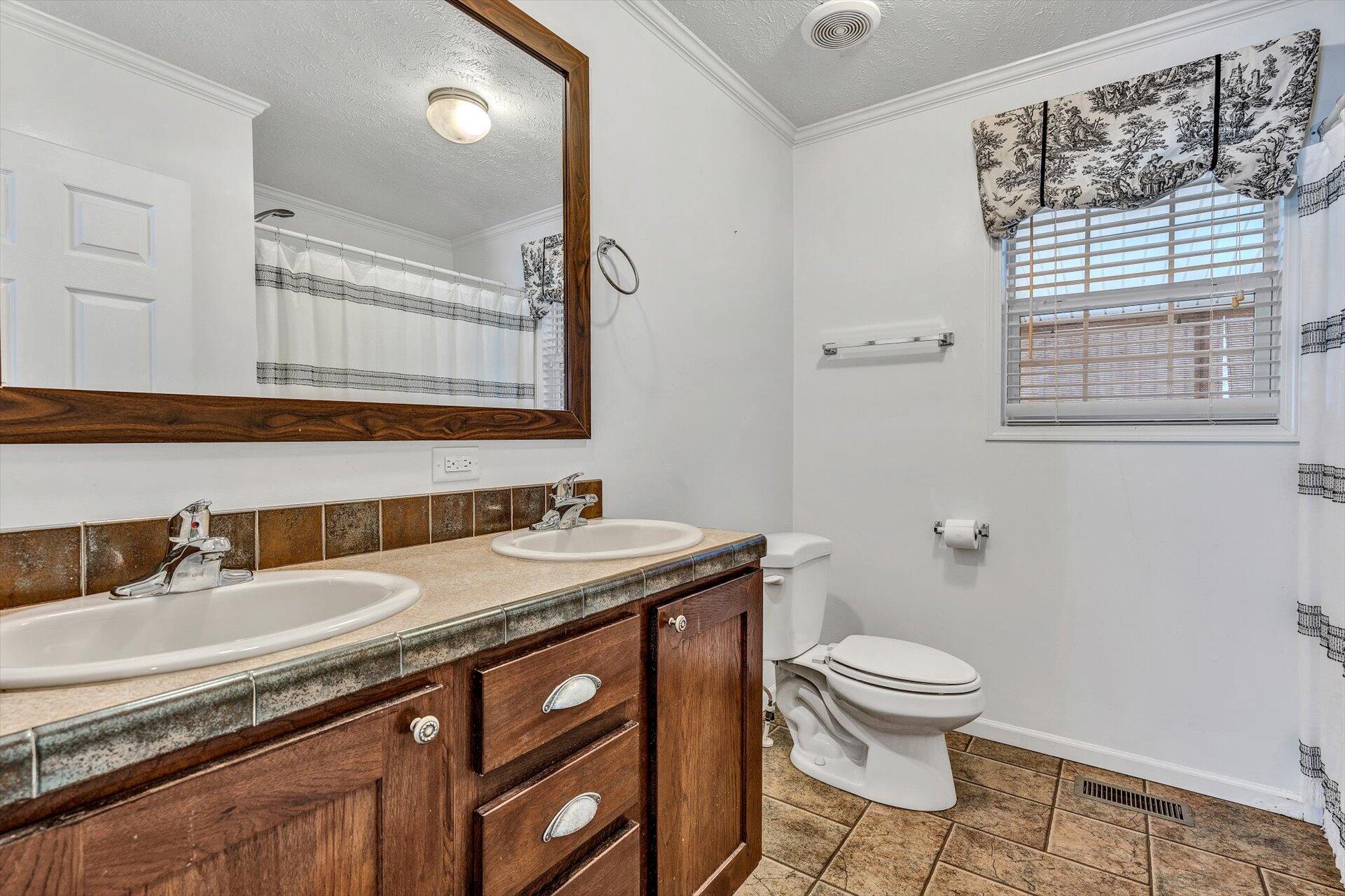 1570 Potters Road Vinton, VA 24179 - Photo 16 of 31 16-013120220041