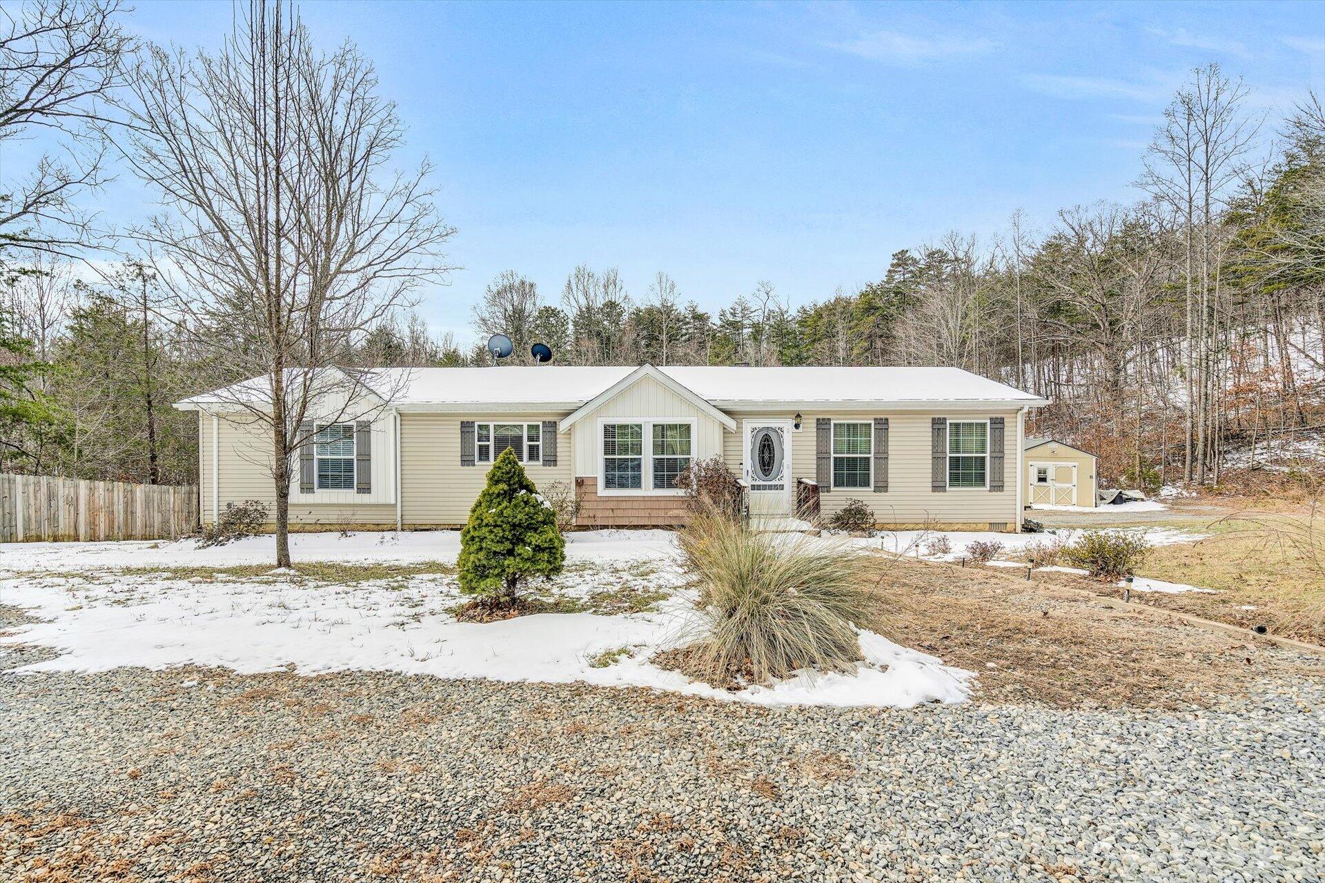 1570 Potters Road Vinton, VA 24179 - Photo 2 of 31 02-013120220027