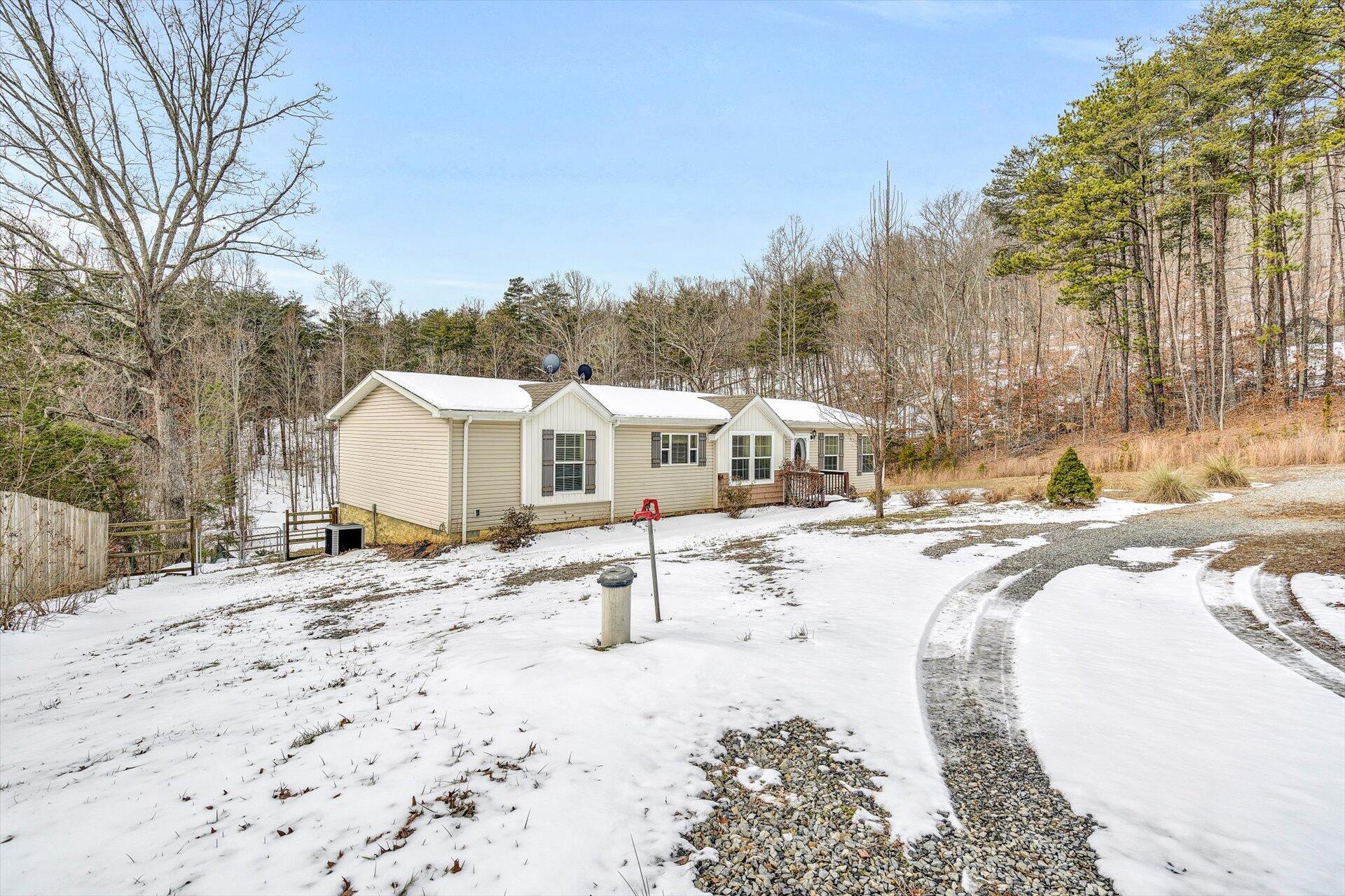 1570 Potters Road Vinton, VA 24179 - Photo 3 of 31 03-013120220028