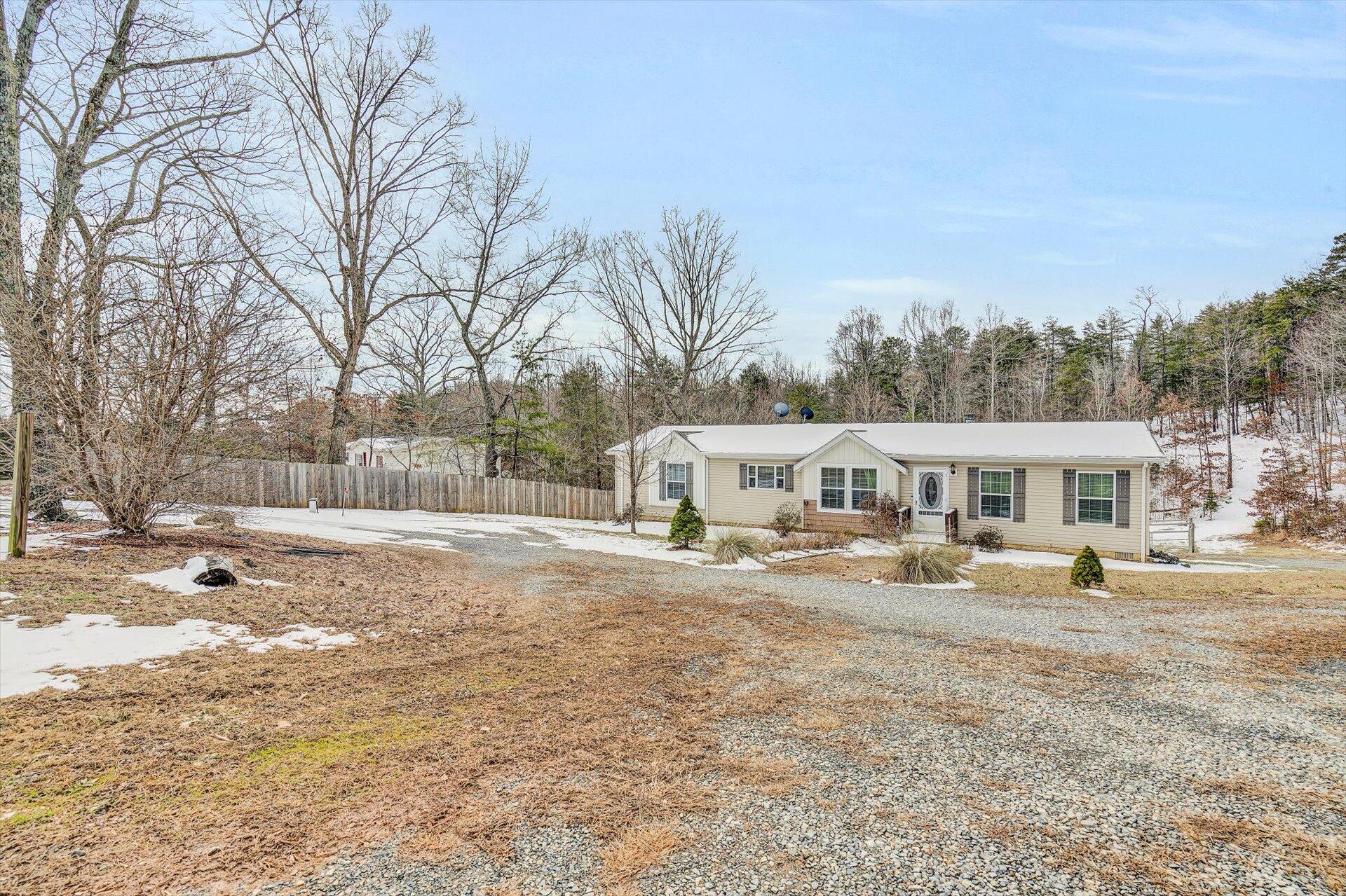 1570 Potters Road Vinton, VA 24179 - Photo 4 of 31 04-013120220029