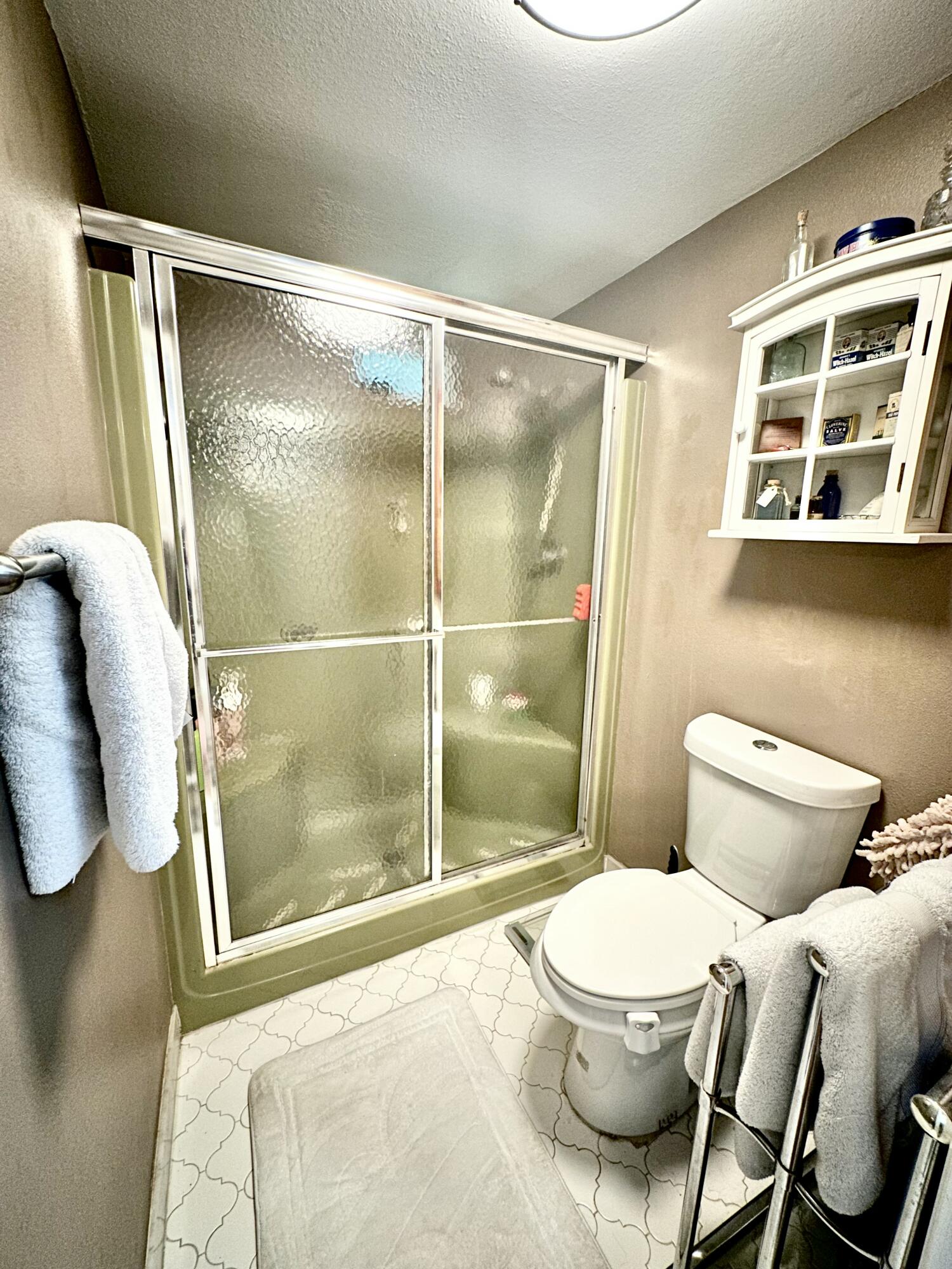 10821 North Military Trail, Unit 21 Palm Beach Gardens, FL 33410 - Photo 17 of 34 a bathroom with a toilet and a shower