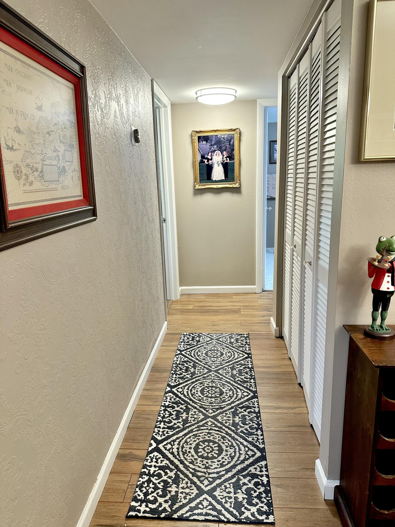 10821 North Military Trail, Unit 21 Palm Beach Gardens, FL 33410 - Photo 29 of 34 a view of a hallway with wooden floor and a workspace