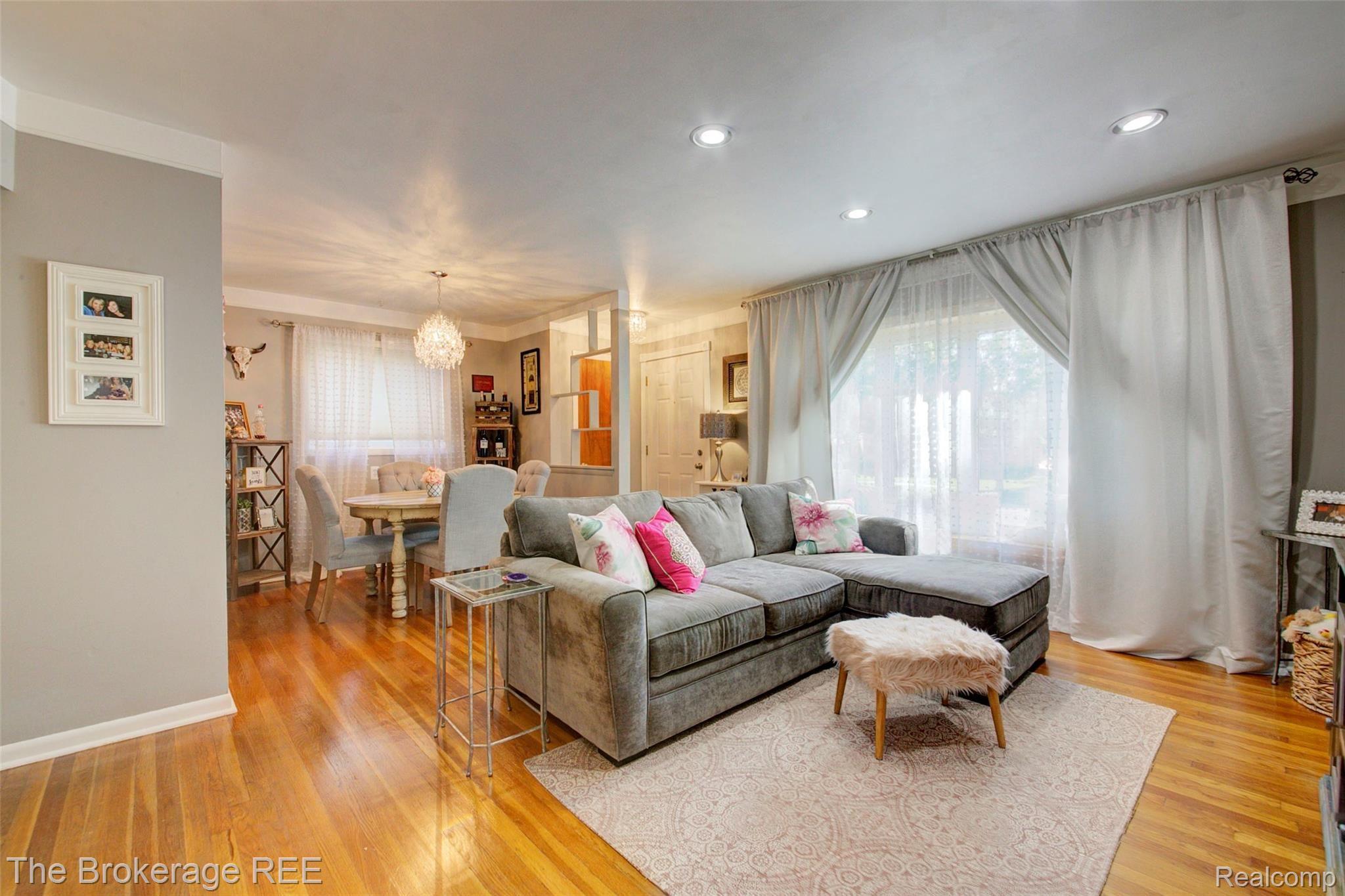 340 Thalia Avenue Rochester, MI 48307 - Photo 9 of 49 Living.jpg