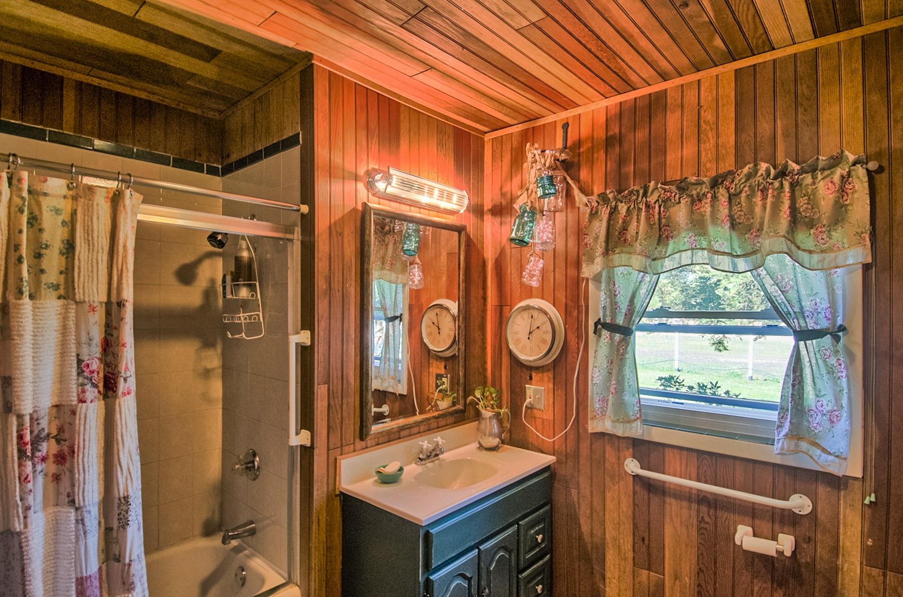 16181 Willow Springs Road Anderson, CA 96007 - Photo 12 of 28 guest bathroom