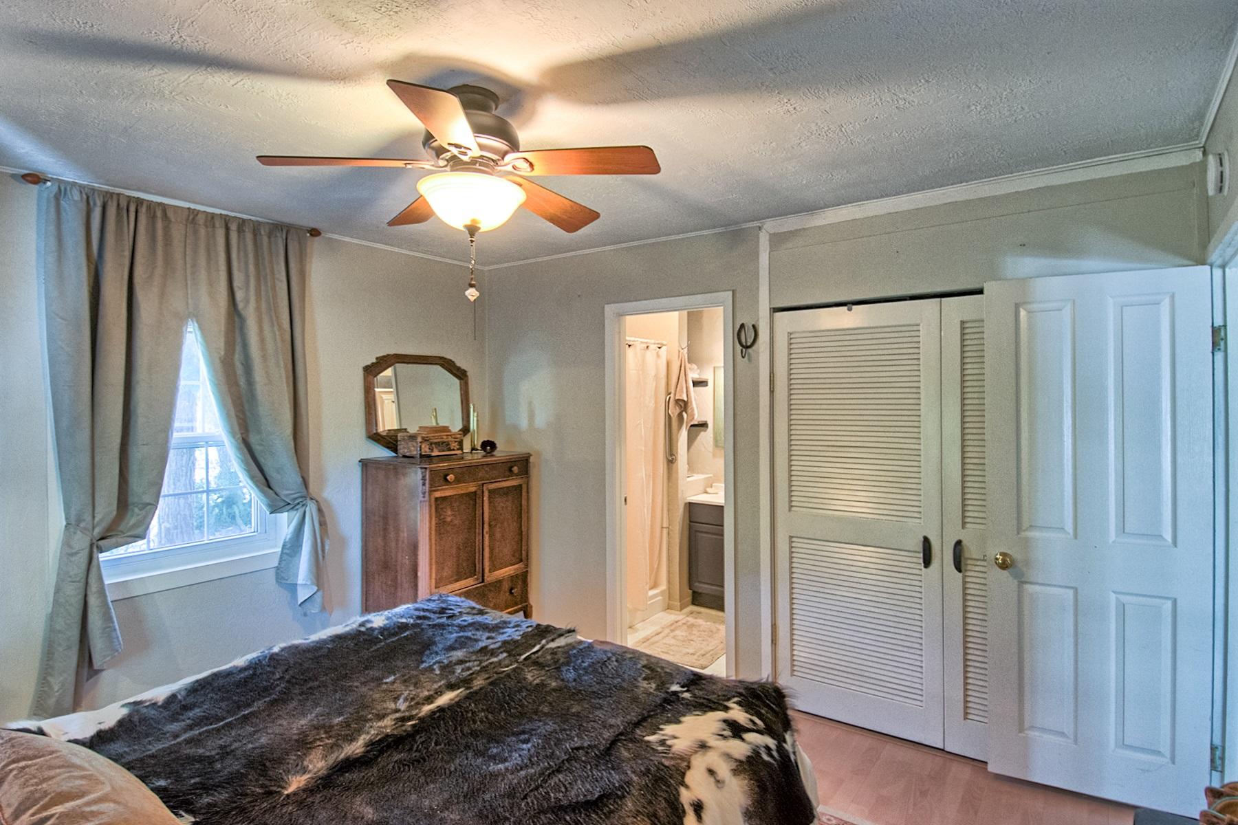 16181 Willow Springs Road Anderson, CA 96007 - Photo 8 of 28 master bedroom