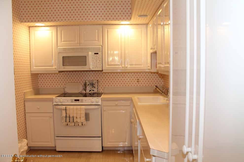 200 Little Club Road, Unit 11 Gulf Stream, FL 33483 - Photo 4 of 9 Kitchen