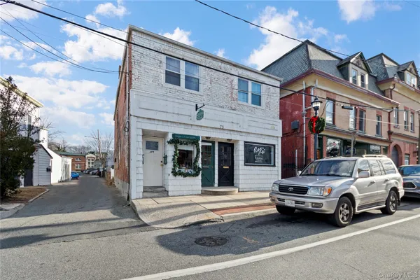 $2,975 | 75 South Street, Oyster Bay, NY 11771
