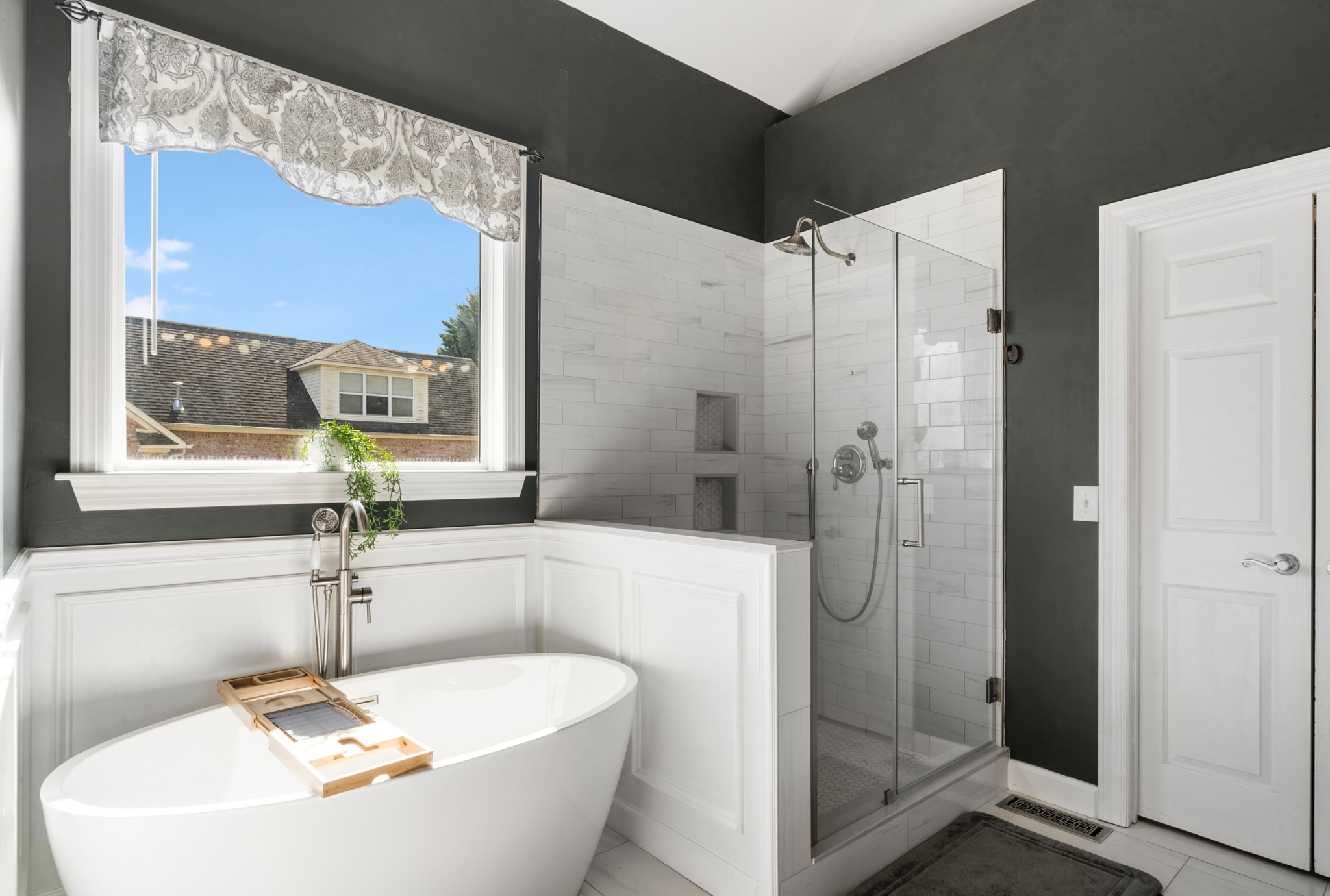 3029 Viewpointe Way Columbia, TN 38401 - Photo 14 of 29 a bathroom with a sink a mirror and a bathtub